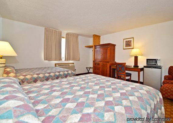 Econo Lodge Inn & Suites מדרס חדר תמונה