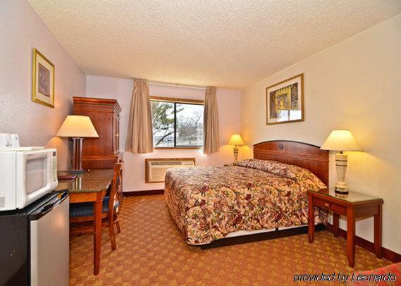Econo Lodge Inn & Suites מדרס חדר תמונה