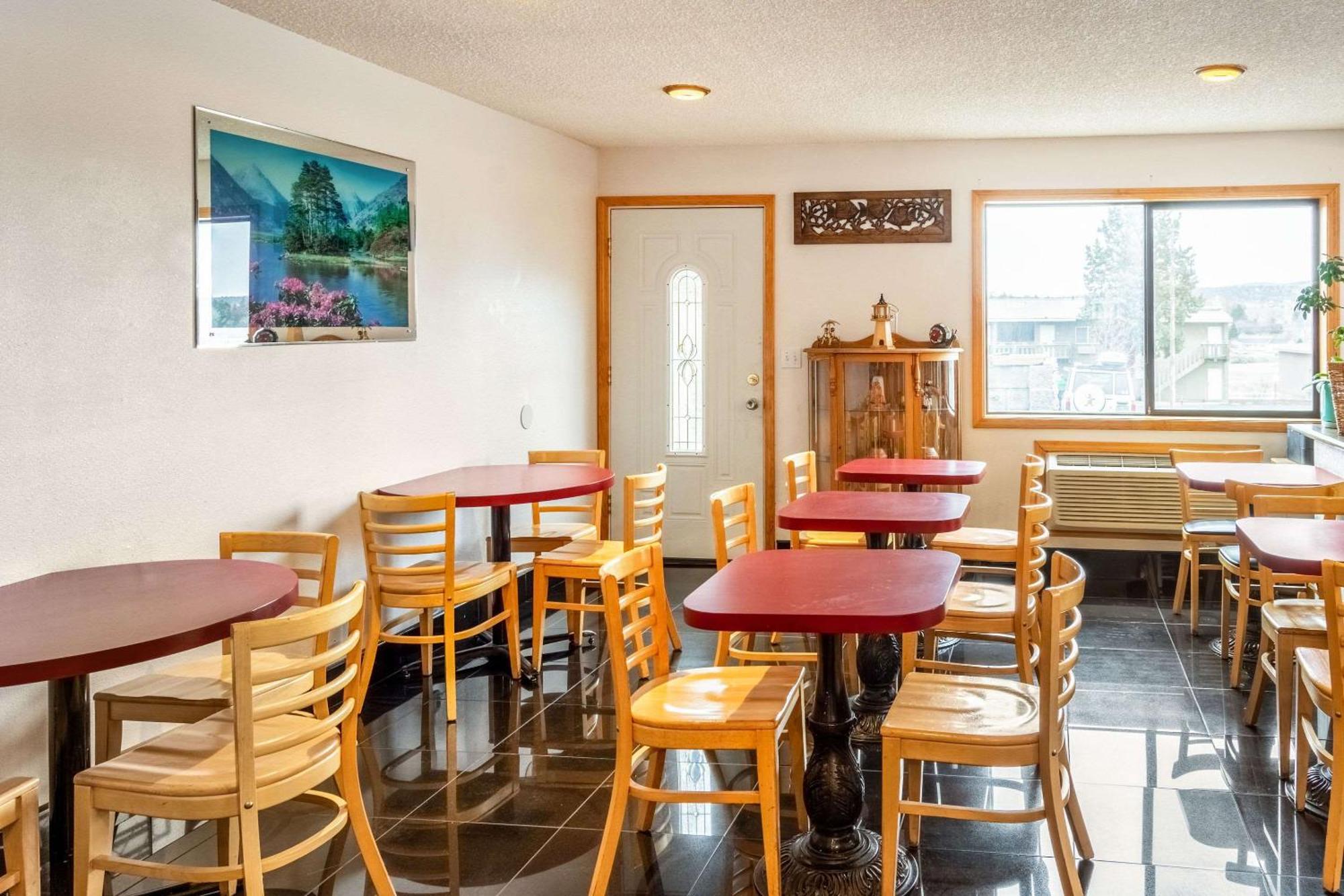 Econo Lodge Inn & Suites מדרס מראה חיצוני תמונה