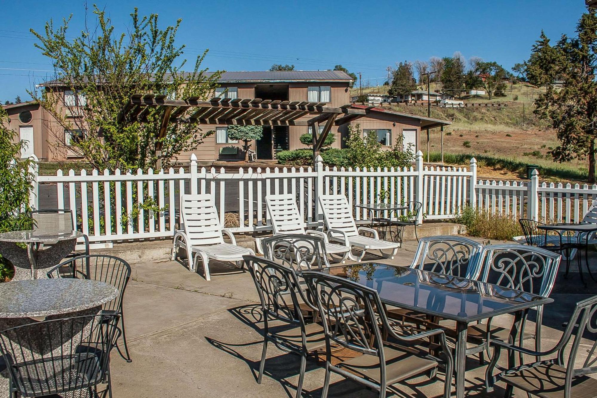 Econo Lodge Inn & Suites מדרס מראה חיצוני תמונה
