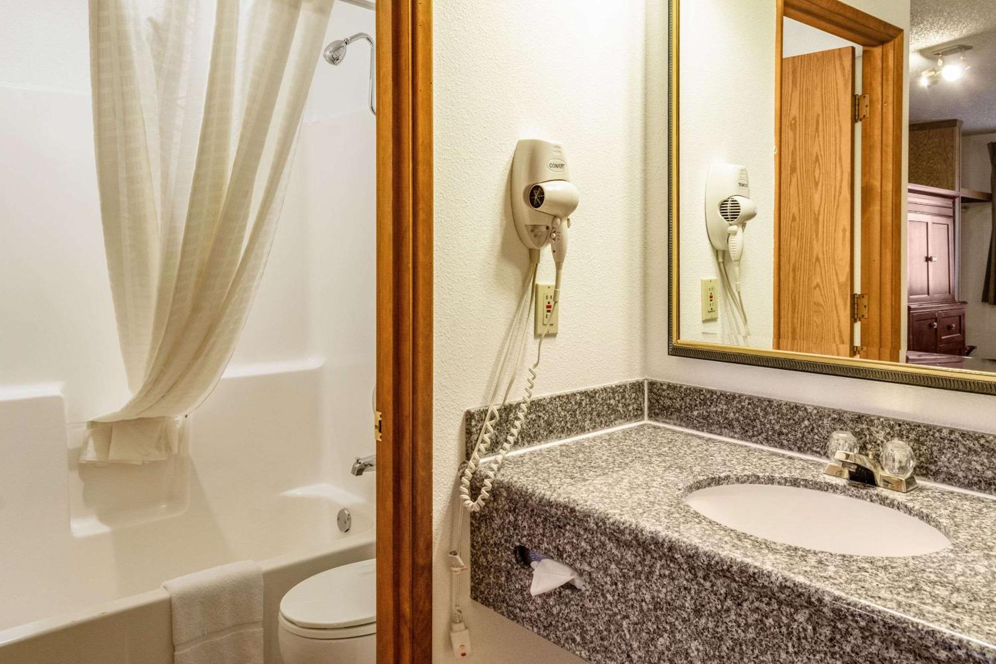 Econo Lodge Inn & Suites מדרס מראה חיצוני תמונה