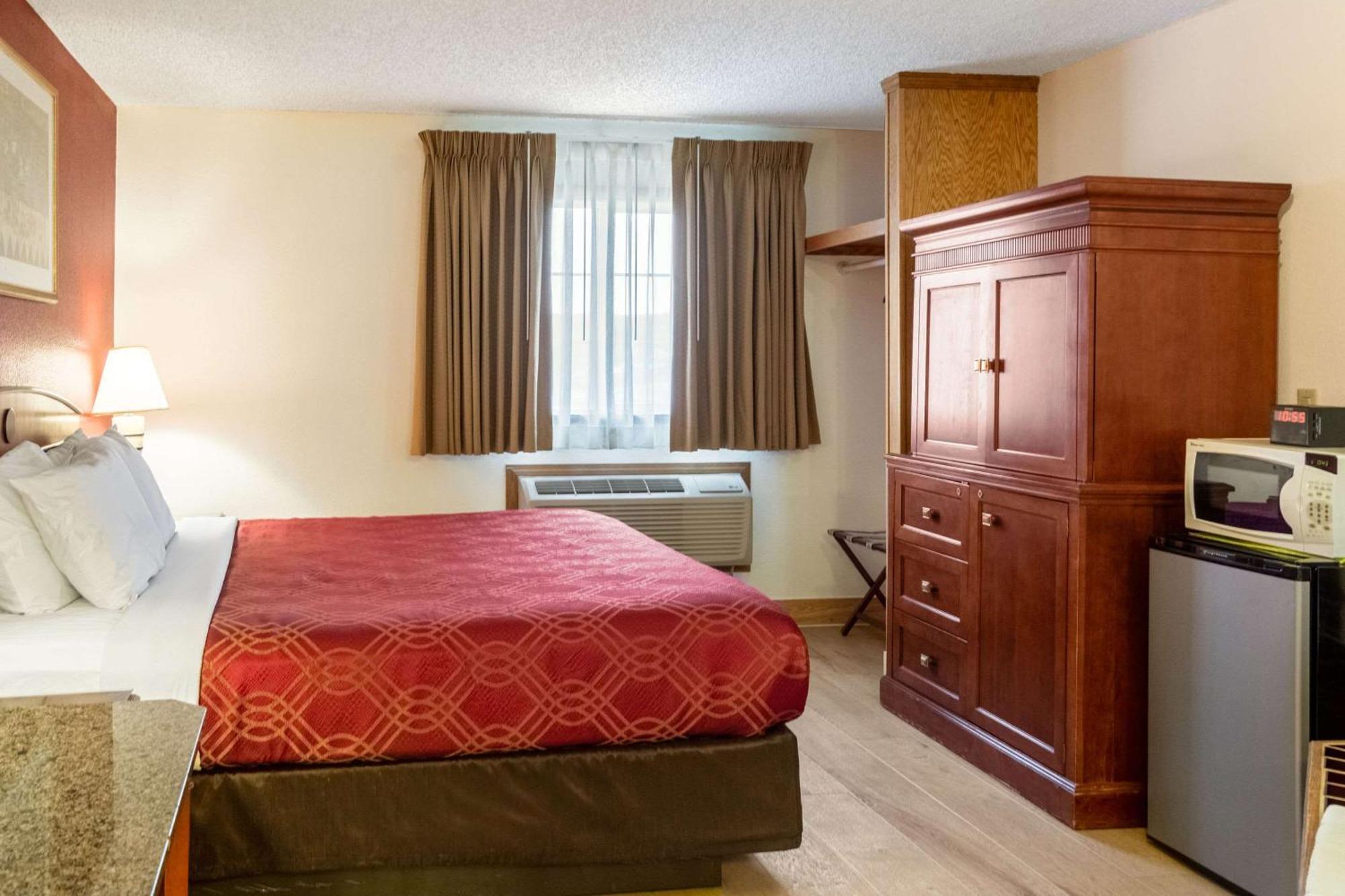 Econo Lodge Inn & Suites מדרס מראה חיצוני תמונה