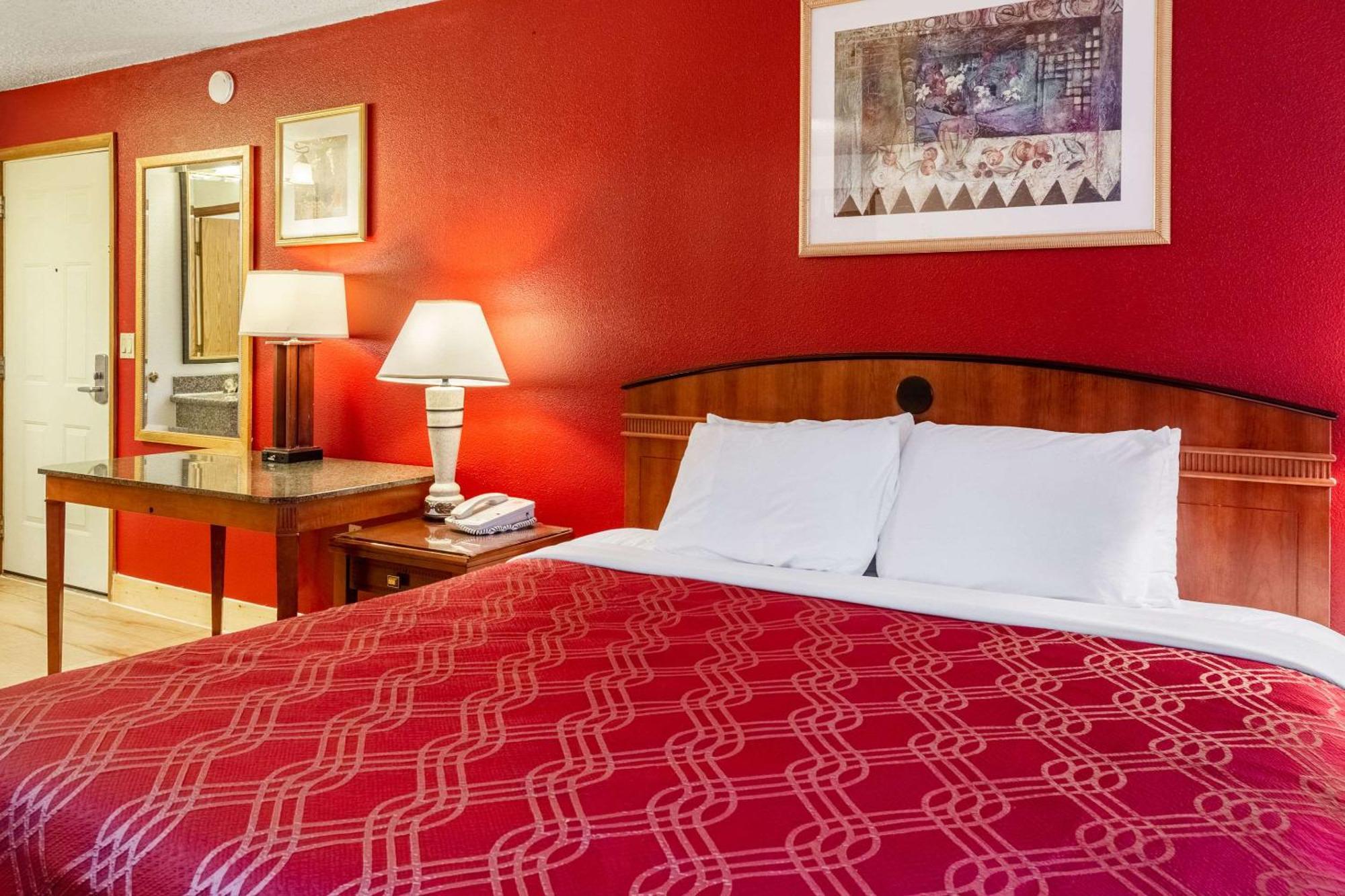Econo Lodge Inn & Suites מדרס מראה חיצוני תמונה