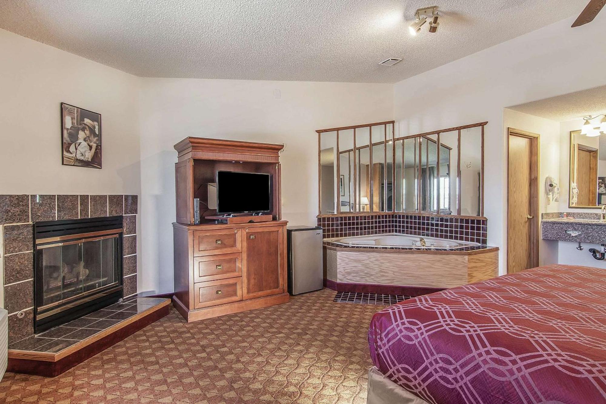 Econo Lodge Inn & Suites מדרס מראה חיצוני תמונה