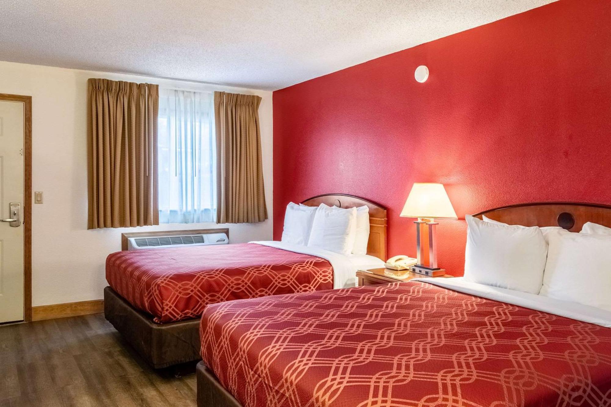 Econo Lodge Inn & Suites מדרס מראה חיצוני תמונה