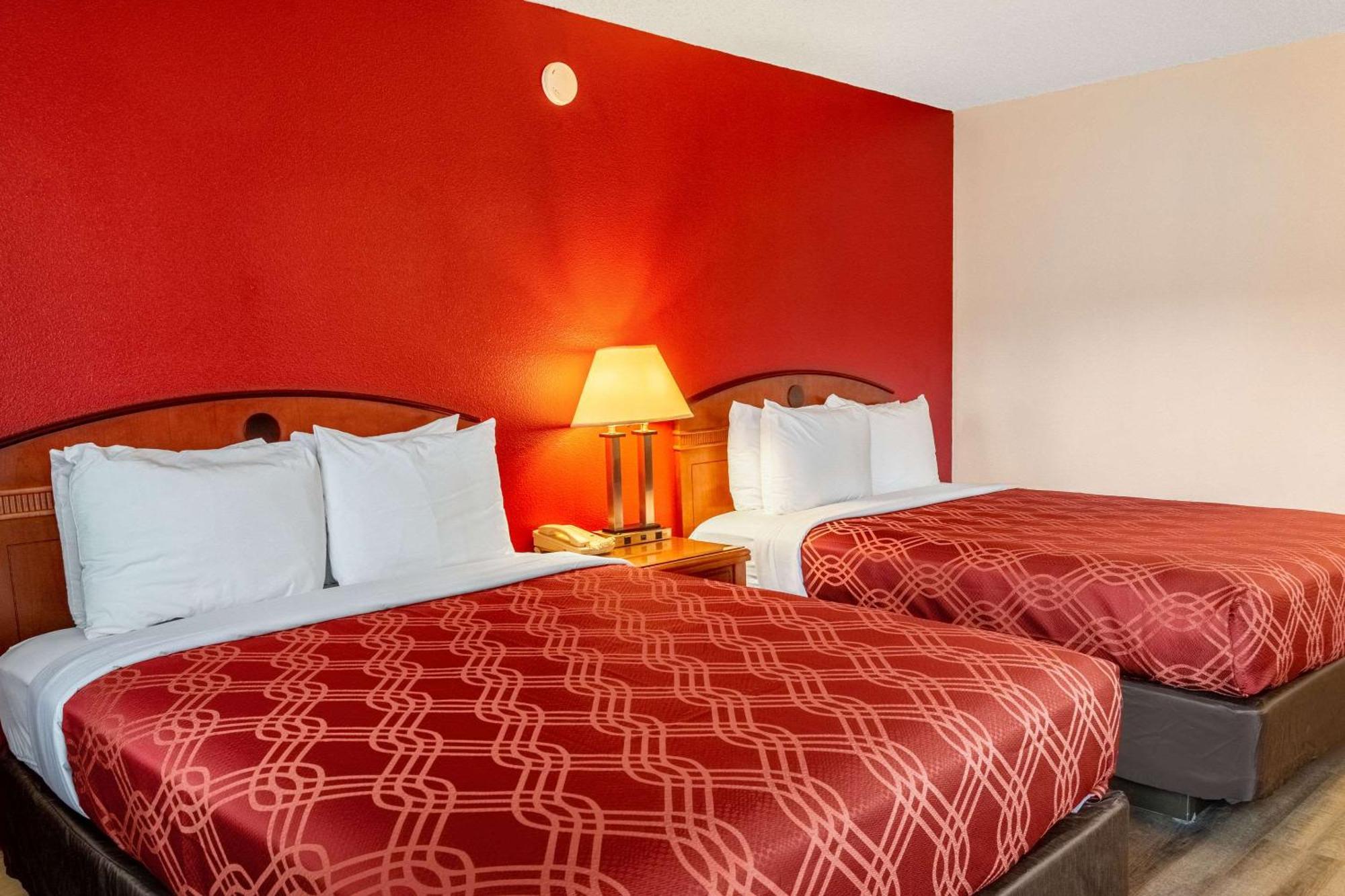 Econo Lodge Inn & Suites מדרס מראה חיצוני תמונה