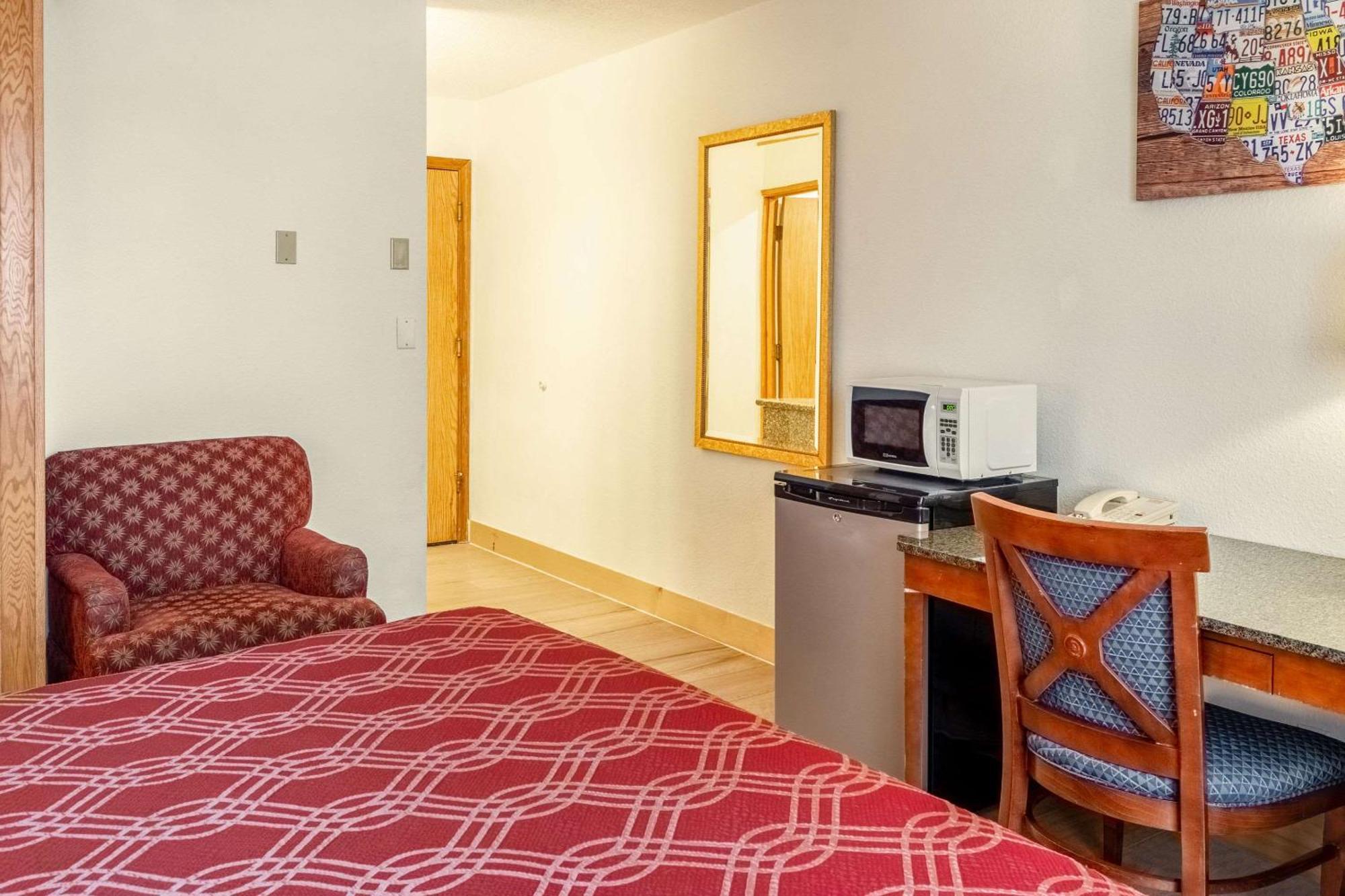 Econo Lodge Inn & Suites מדרס מראה חיצוני תמונה