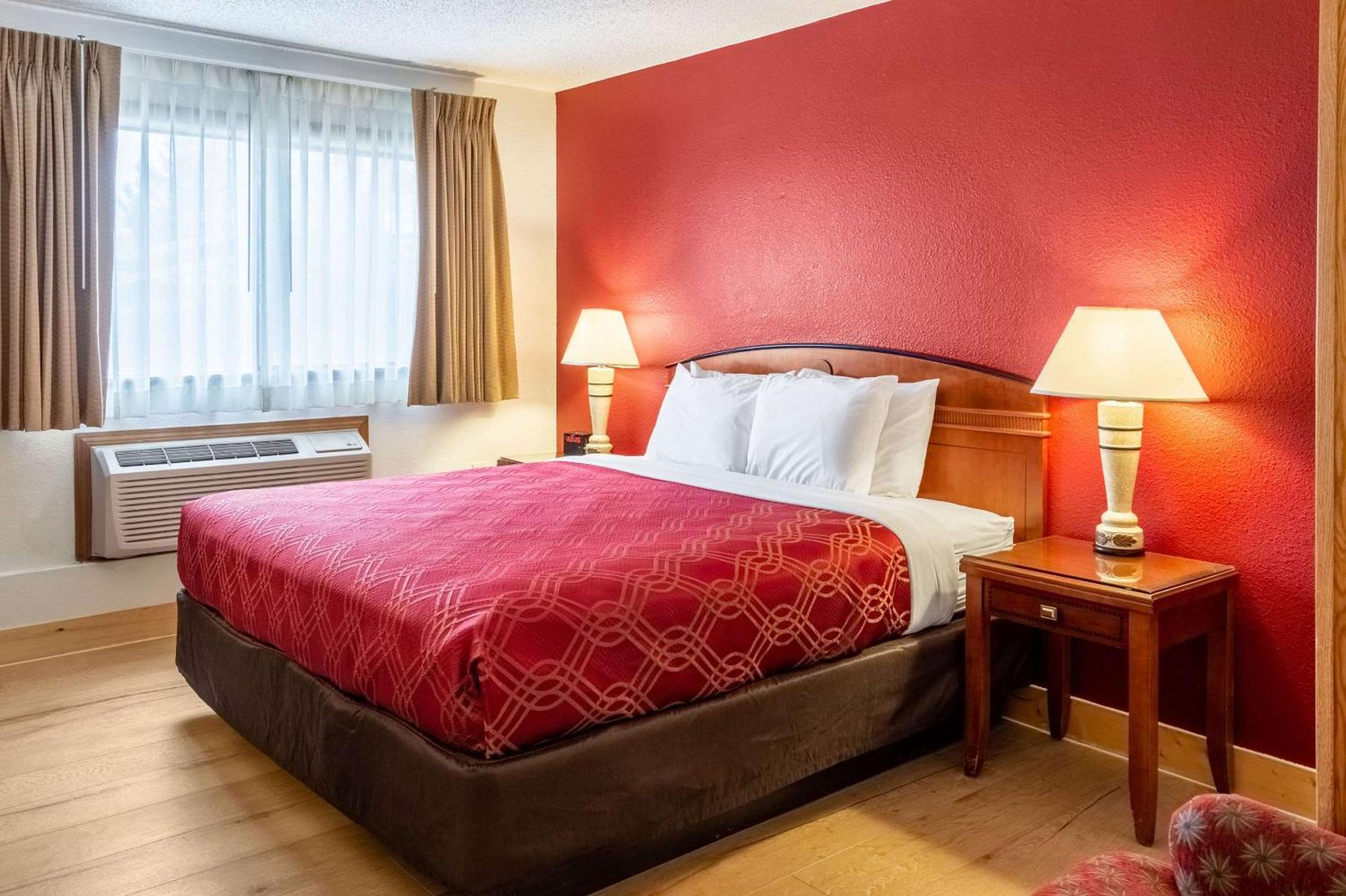 Econo Lodge Inn & Suites מדרס מראה חיצוני תמונה