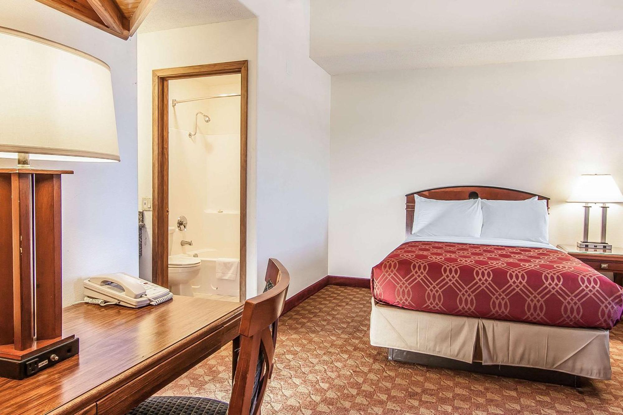Econo Lodge Inn & Suites מדרס מראה חיצוני תמונה