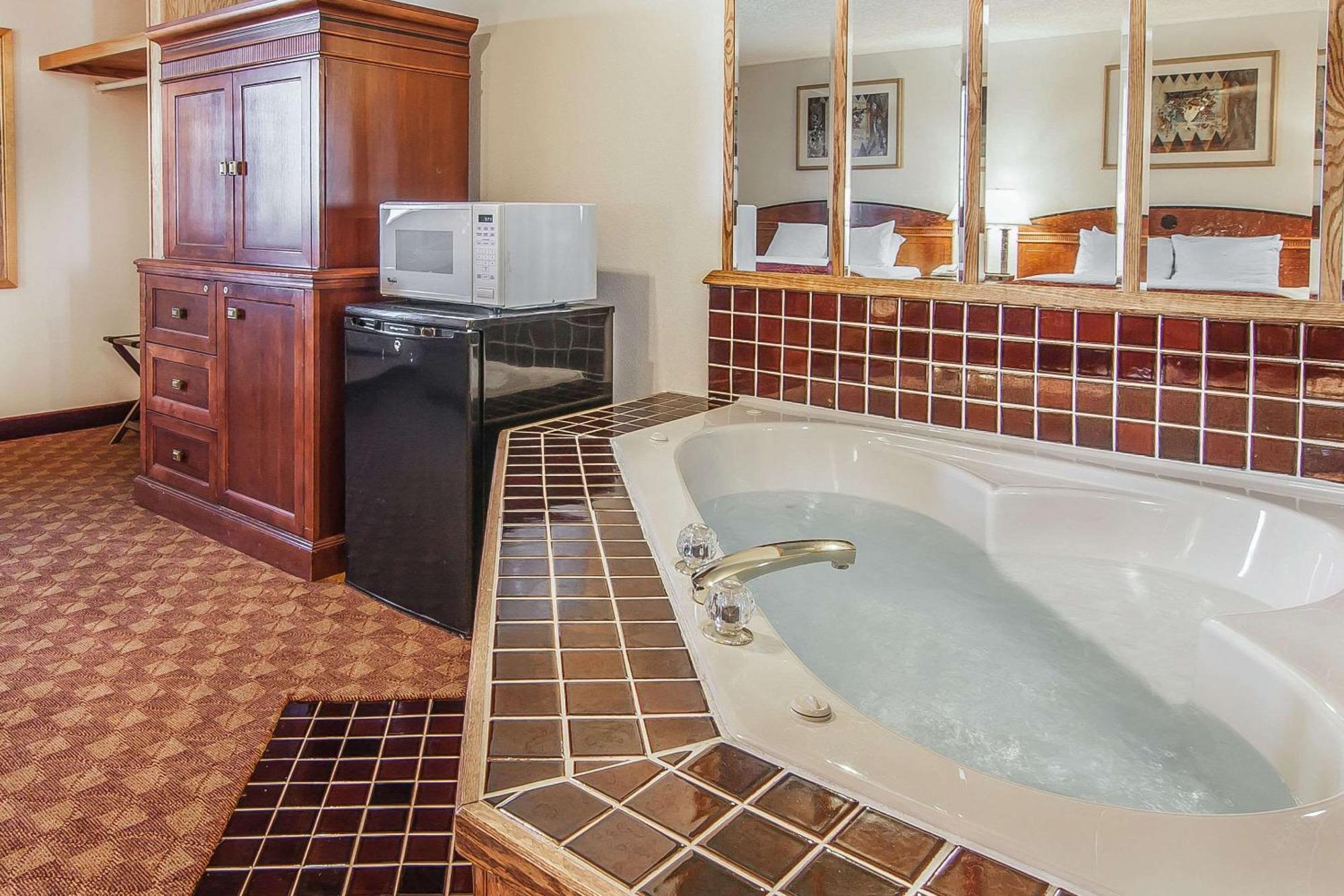 Econo Lodge Inn & Suites מדרס מראה חיצוני תמונה