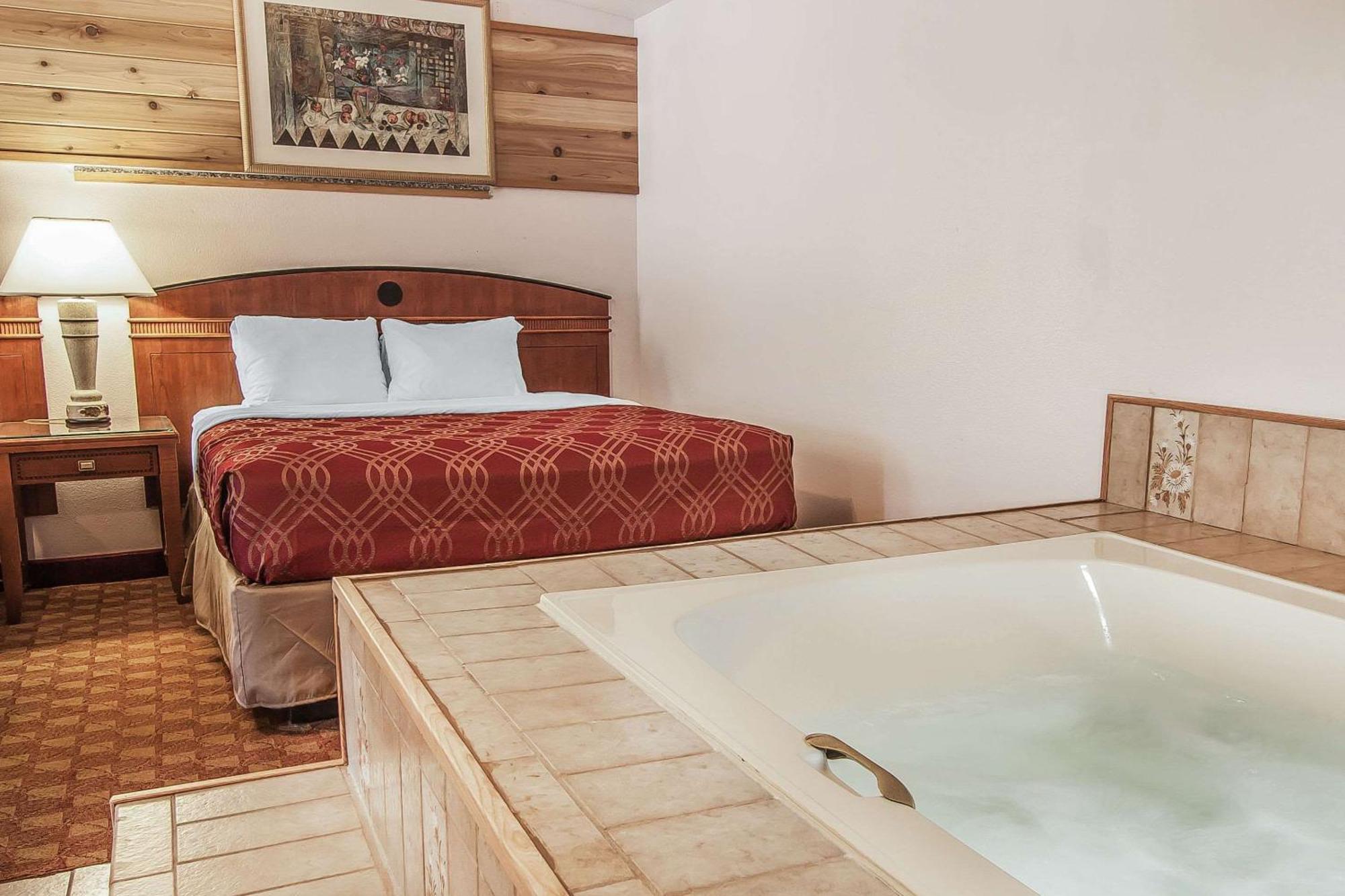 Econo Lodge Inn & Suites מדרס מראה חיצוני תמונה