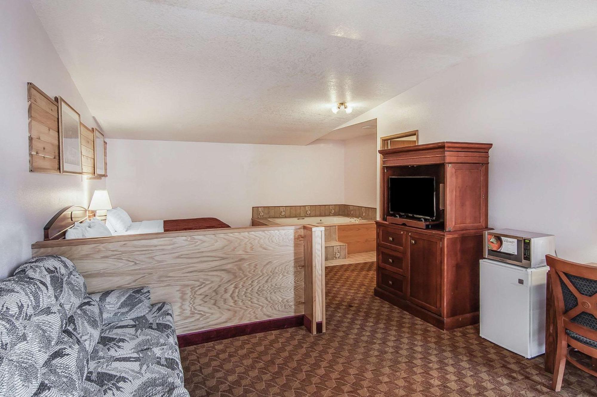 Econo Lodge Inn & Suites מדרס מראה חיצוני תמונה