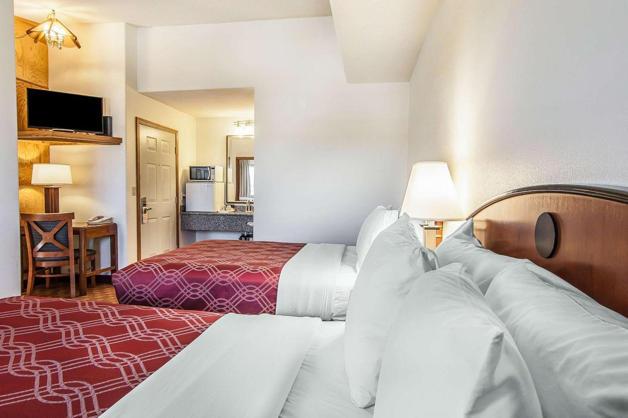 Econo Lodge Inn & Suites מדרס מראה חיצוני תמונה