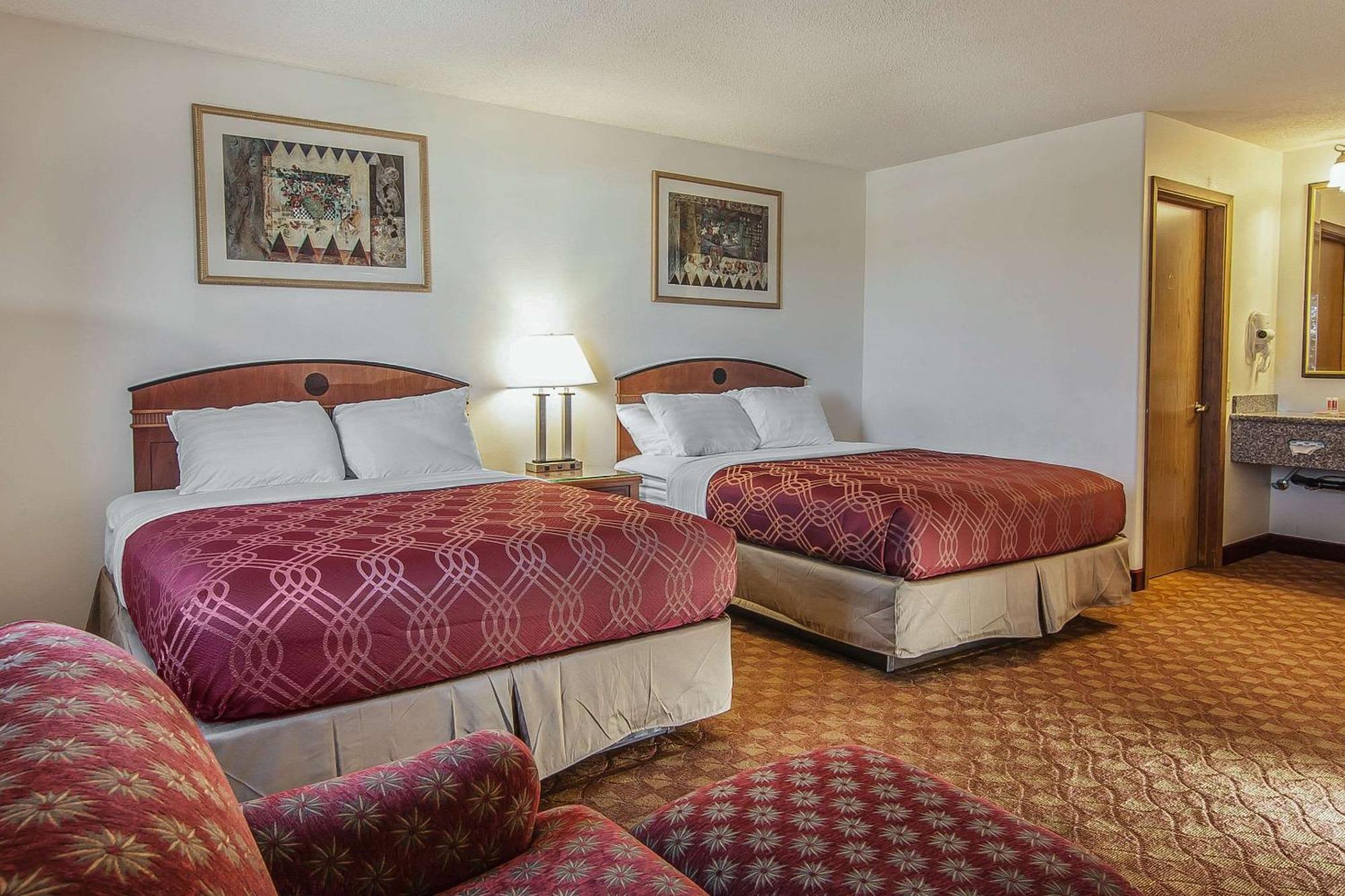 Econo Lodge Inn & Suites מדרס מראה חיצוני תמונה