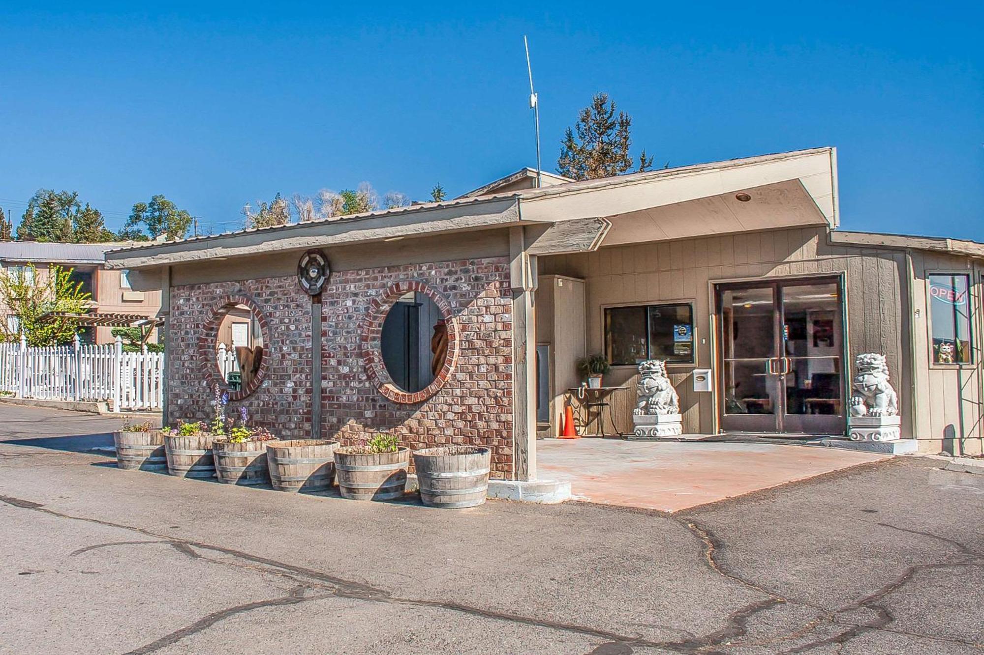 Econo Lodge Inn & Suites מדרס מראה חיצוני תמונה