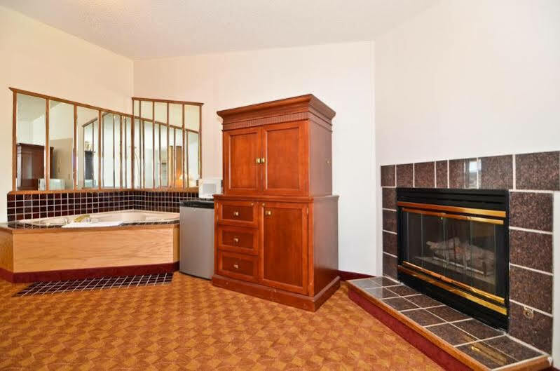 Econo Lodge Inn & Suites מדרס מראה חיצוני תמונה