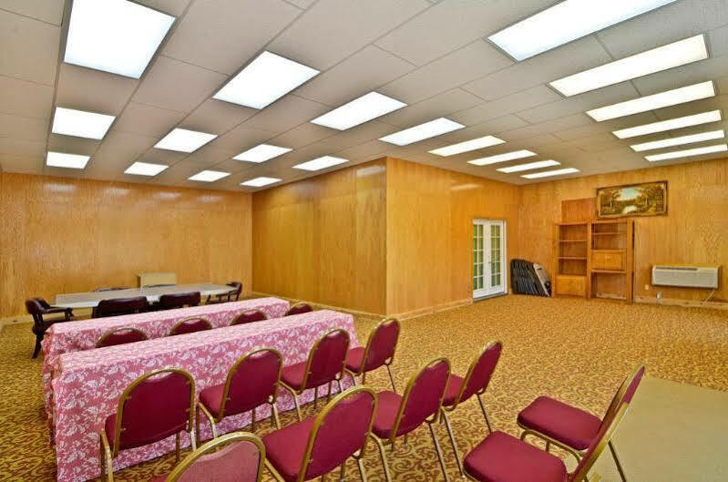 Econo Lodge Inn & Suites מדרס מראה חיצוני תמונה