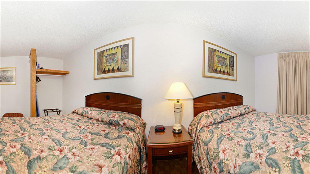 Econo Lodge Inn & Suites מדרס מראה חיצוני תמונה